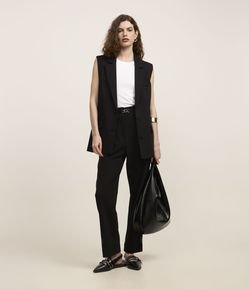 Calça Cenoura em Crepe com Cinto Fino com Fivela