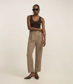 Calça Cenoura em Crepe com Cinto Fino com Fivela