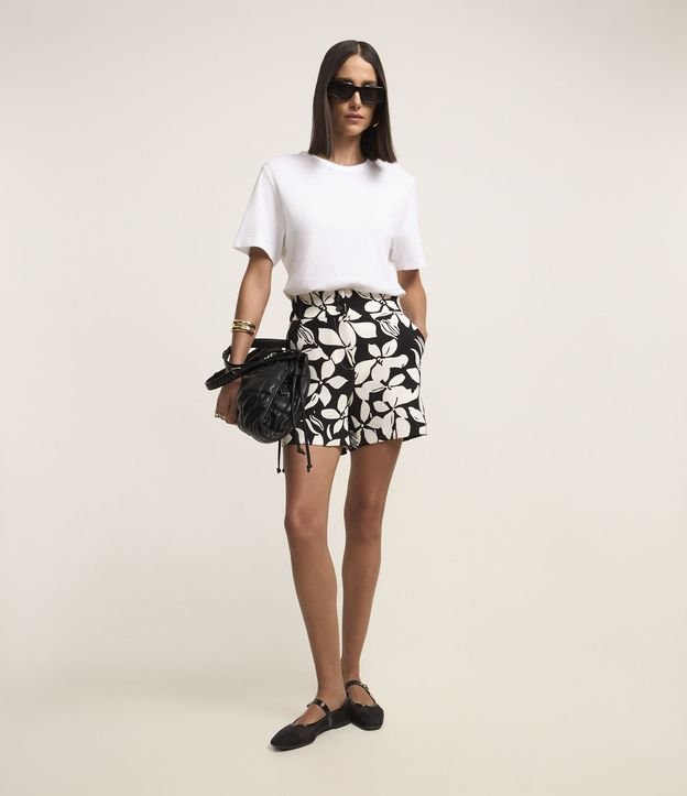 Short Alfaiatado com Fechamento Frontal e Estampa Folhagens