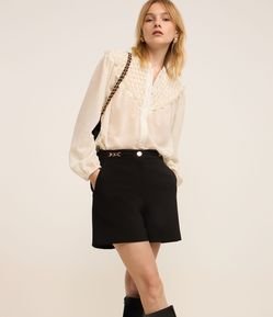 Short Alfaiatado Cintura Alta com Corrente na Cintura