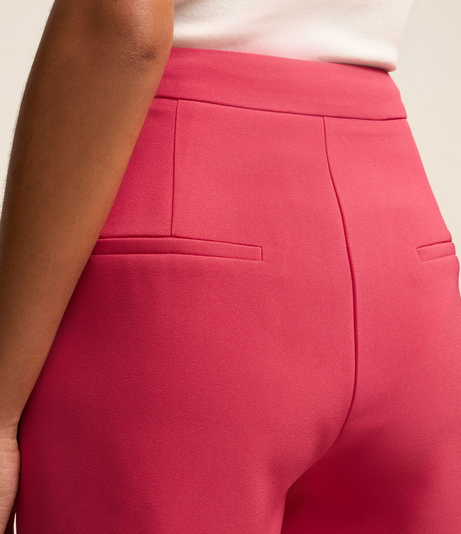 Short Alfaiatado Cintura Alta com Corrente na Cintura Vermelho 3