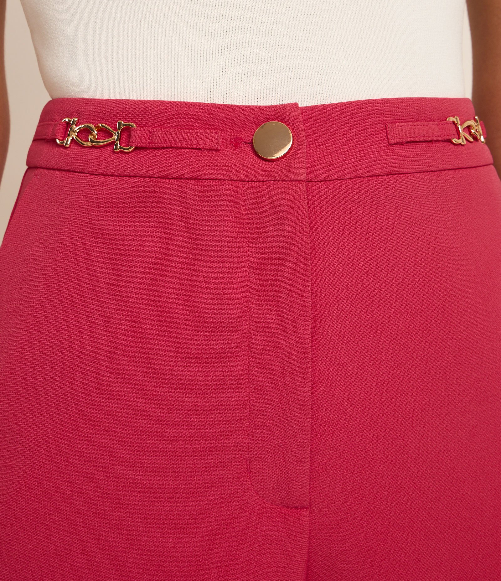 Short Alfaiatado Cintura Alta com Corrente na Cintura Vermelho 4