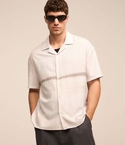 Camisa em Cetim com Textura e Estampa Degrade