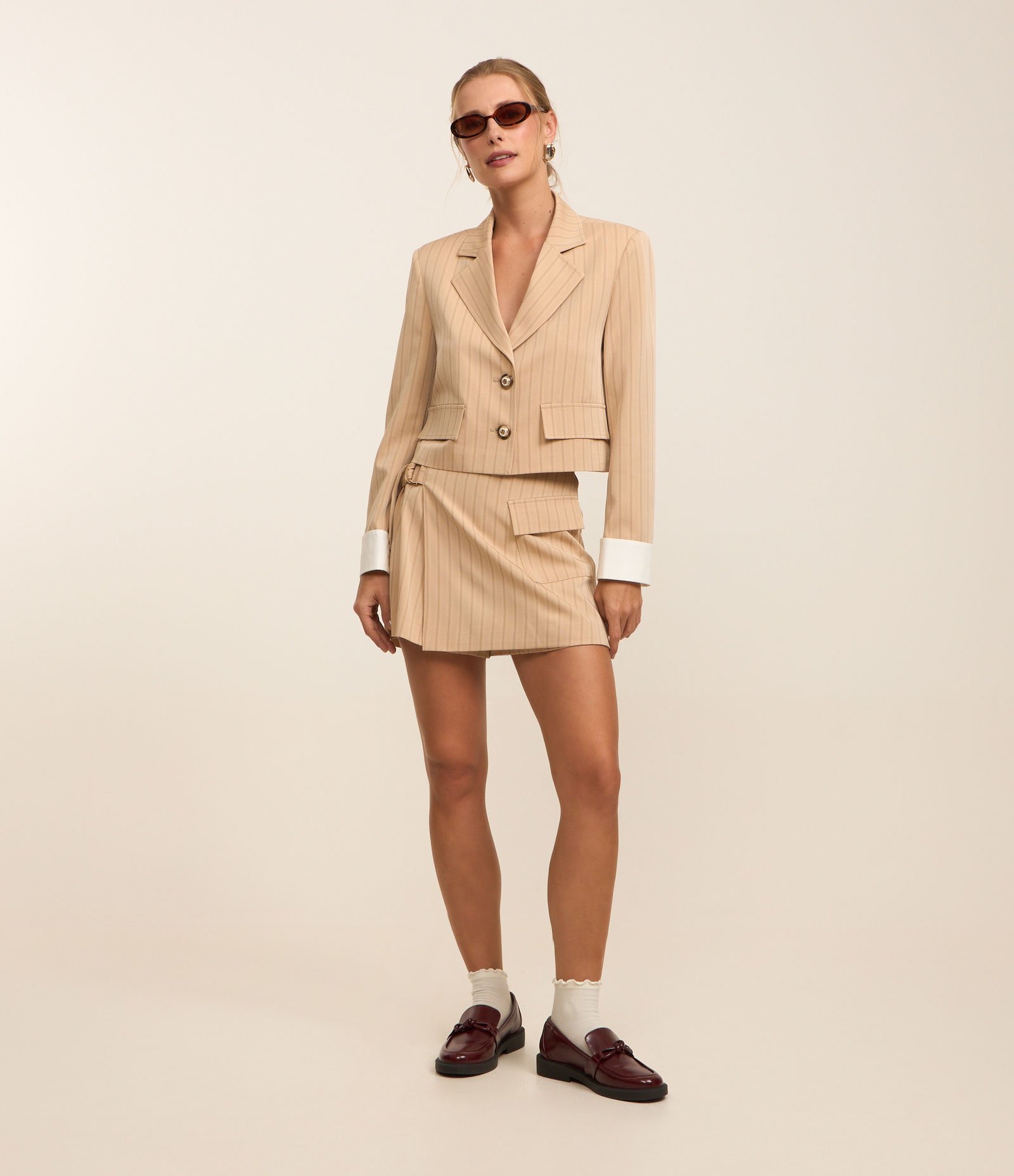 Short Saia Alfaiatado com Listras e Fivela Bege 1