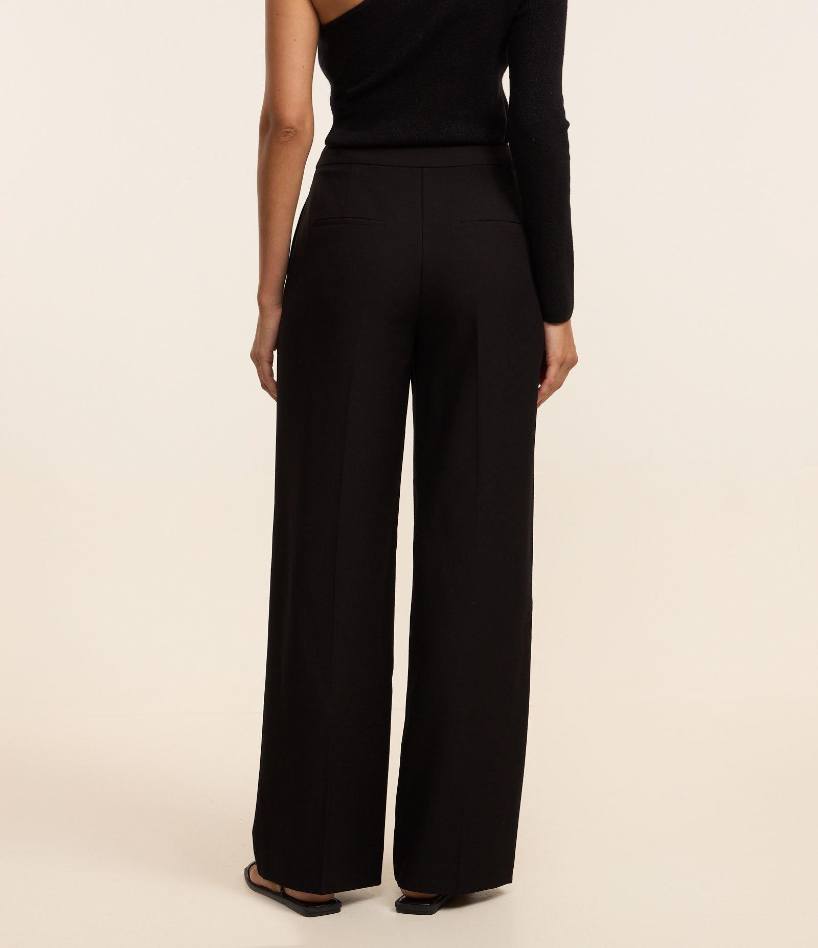 Calça Reta Alfaiatada com Cinto Embutido Preto 3