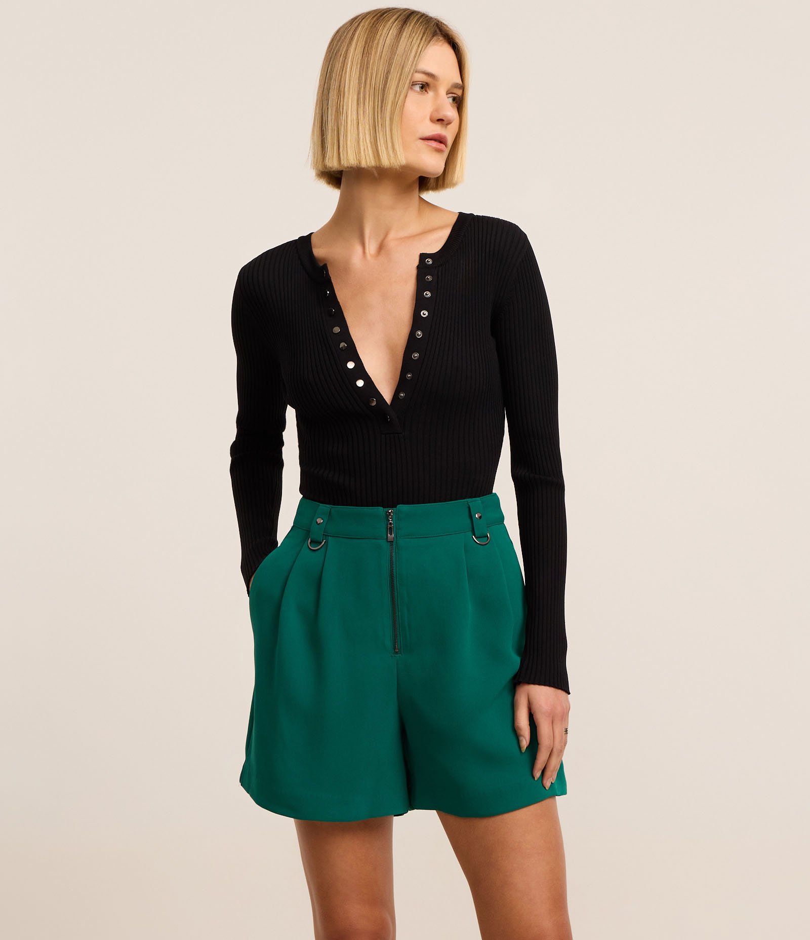 Short Cintura Alta Alfaiatado com Pregas e Fivelas Verde 1