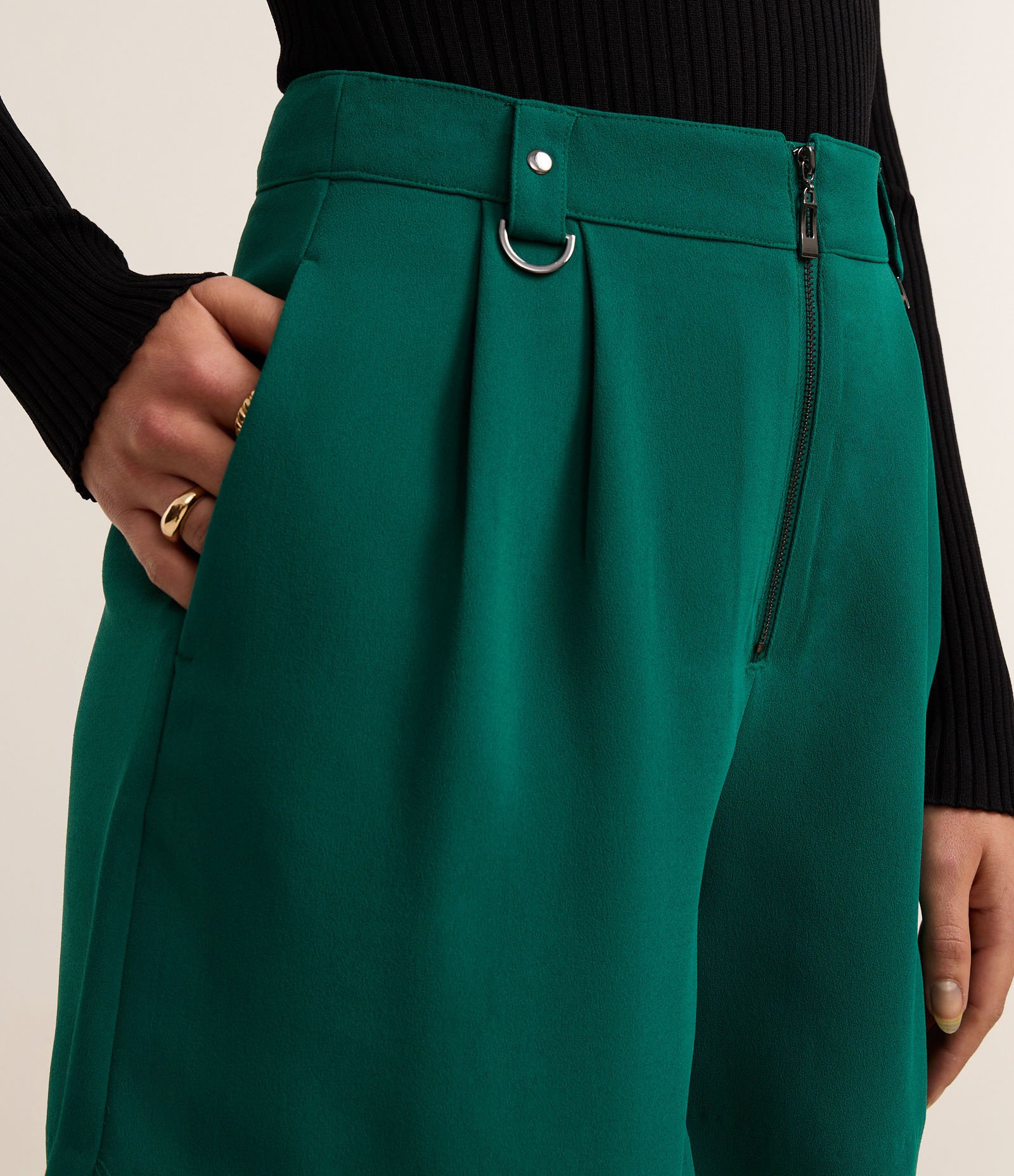 Short Cintura Alta Alfaiatado com Pregas e Fivelas Verde 4