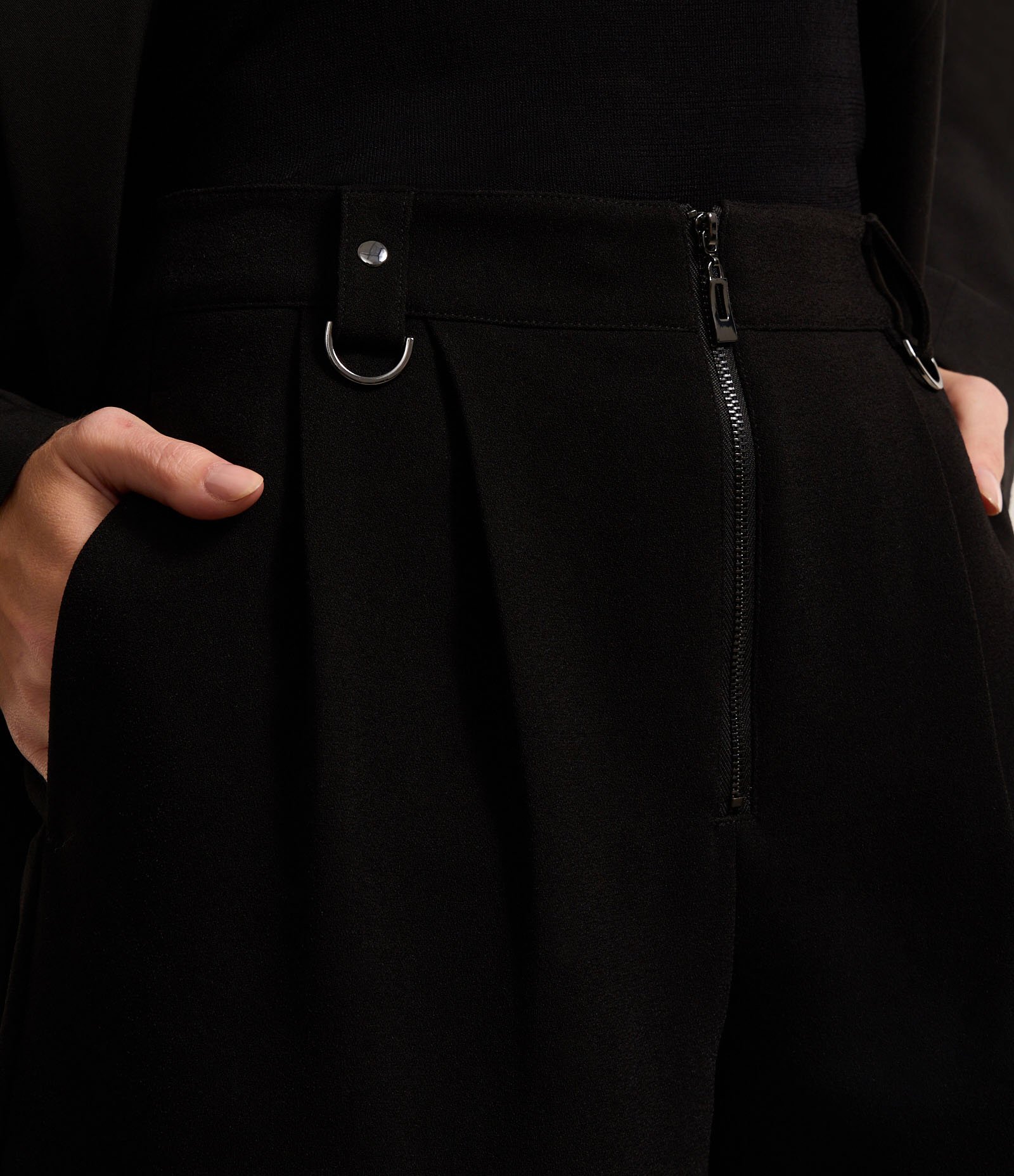 Short Cintura Alta Alfaiatado com Pregas e Fivelas Preto 4