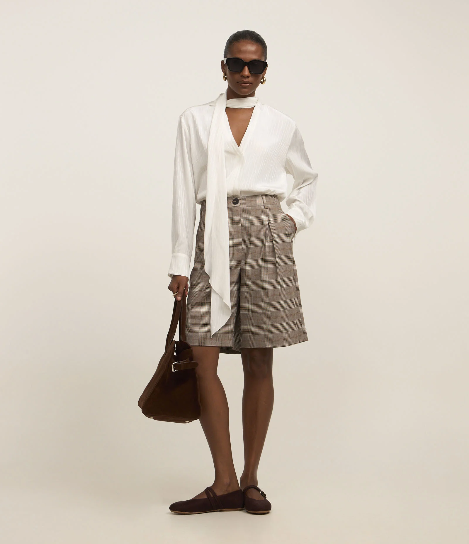 Bermuda Reta em Alfaiataria com Cintura Alta e Estampa Xadrez Bege 1