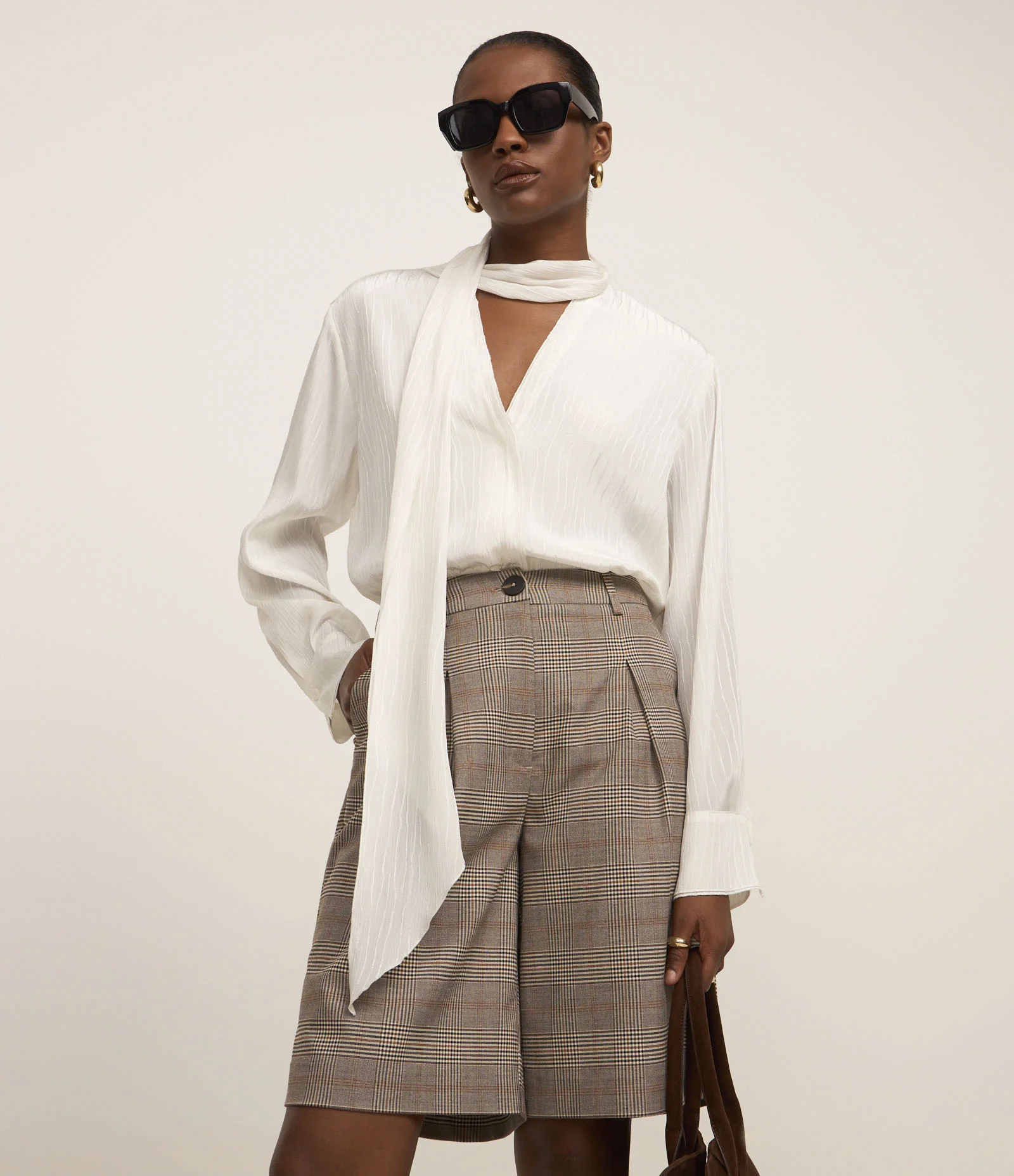 Bermuda Reta em Alfaiataria com Cintura Alta e Estampa Xadrez Bege 2