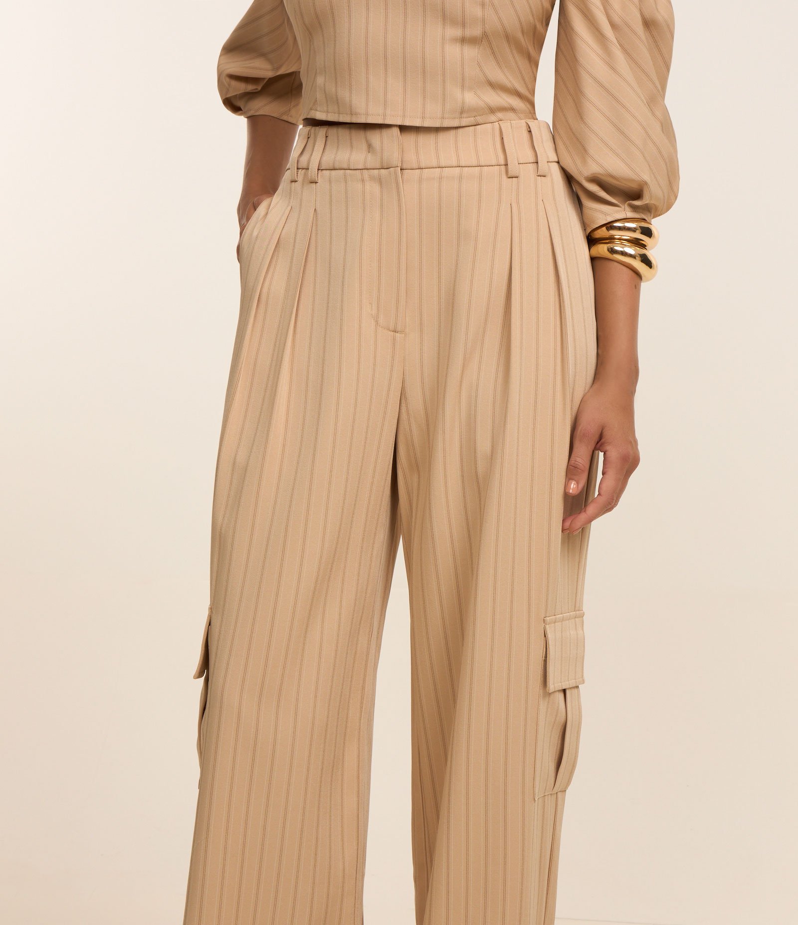 Calça Wide Leg Alfaiatada com Listras e Bolso Cargo 3