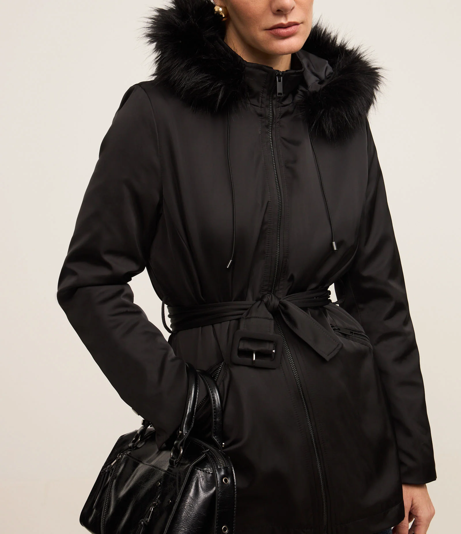 Jaqueta Parka com Capuz com Pelinhos e Cinto Afivelado Preto 1