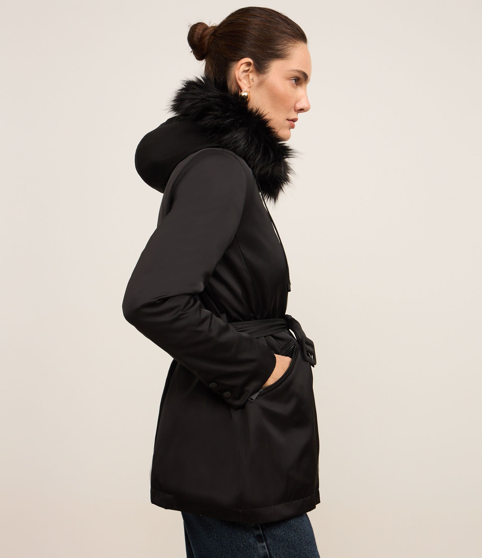 Jaqueta Parka com Capuz com Pelinhos e Cinto Afivelado Preto 5