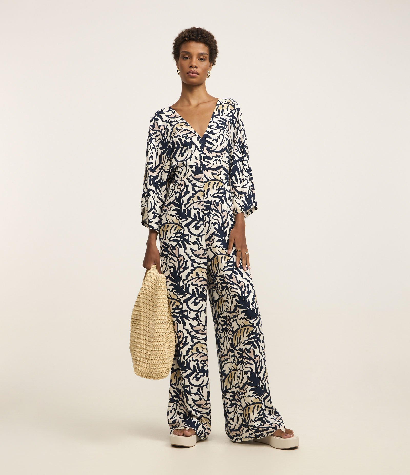 Macacão em Viscose com Elástico na Cintura e Estampa Floral Azul 2