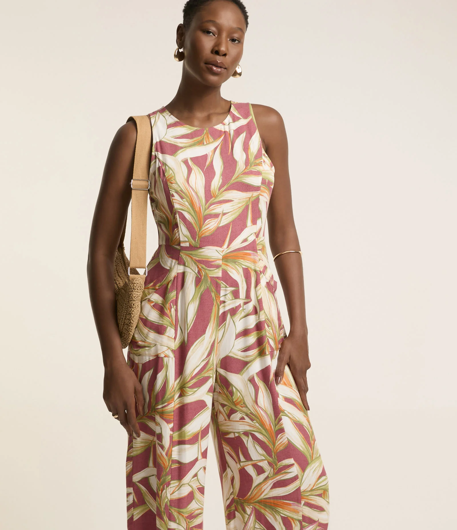 Macacão Pantacourt em Viscose com Estampa de Folhagem Multicores 1