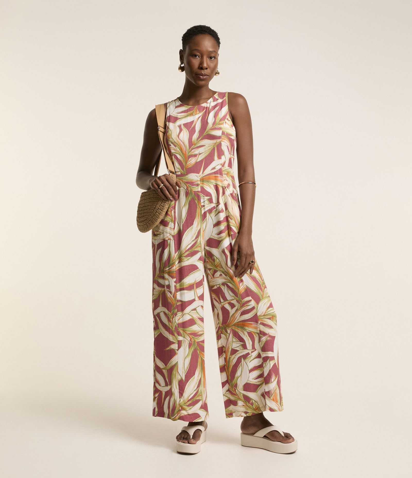 Macacão Pantacourt em Viscose com Estampa de Folhagem Multicores 2