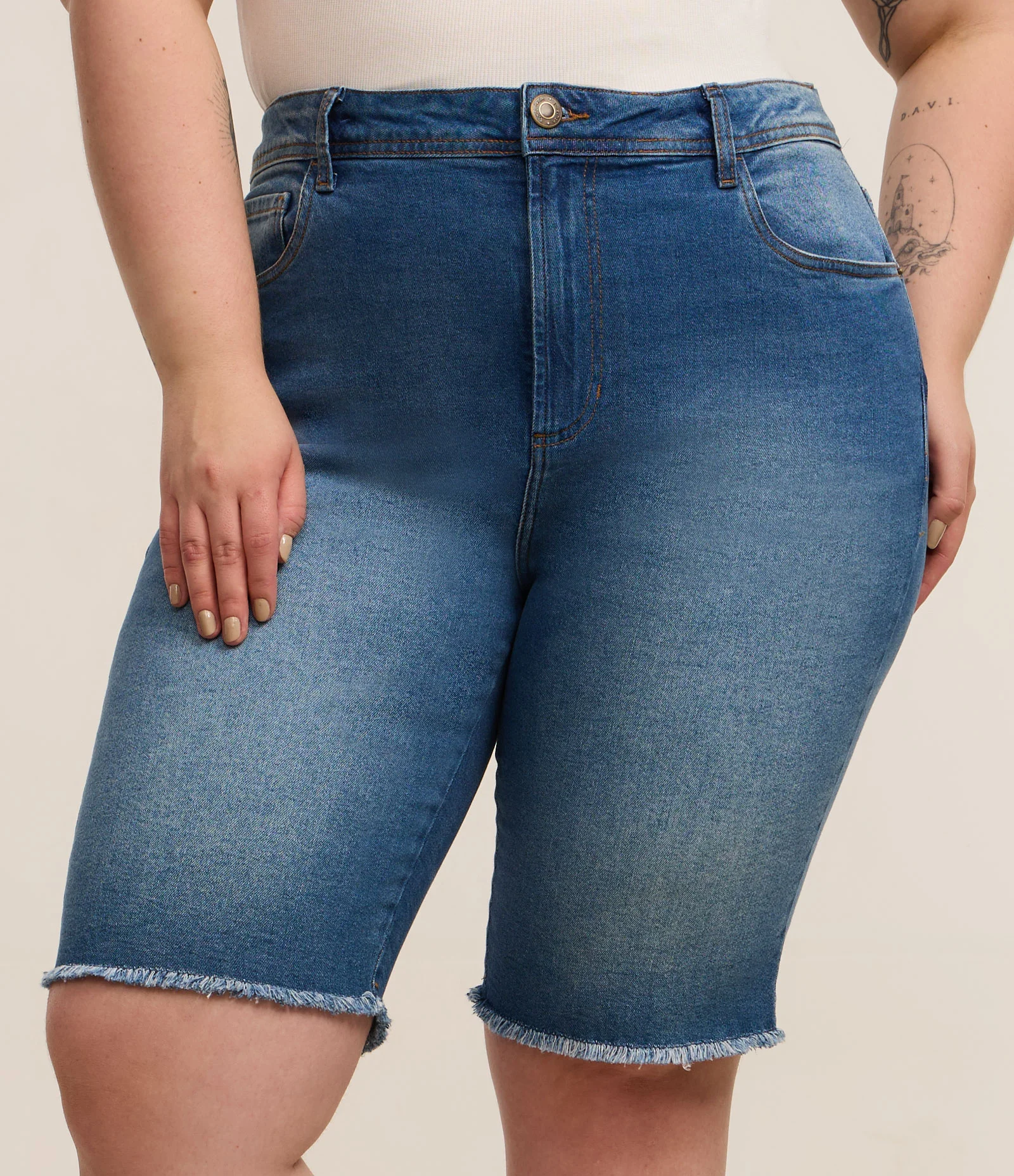 Bermuda Ciclista Jeans com Barra Desfiada Curve & Plus Size Azul 2