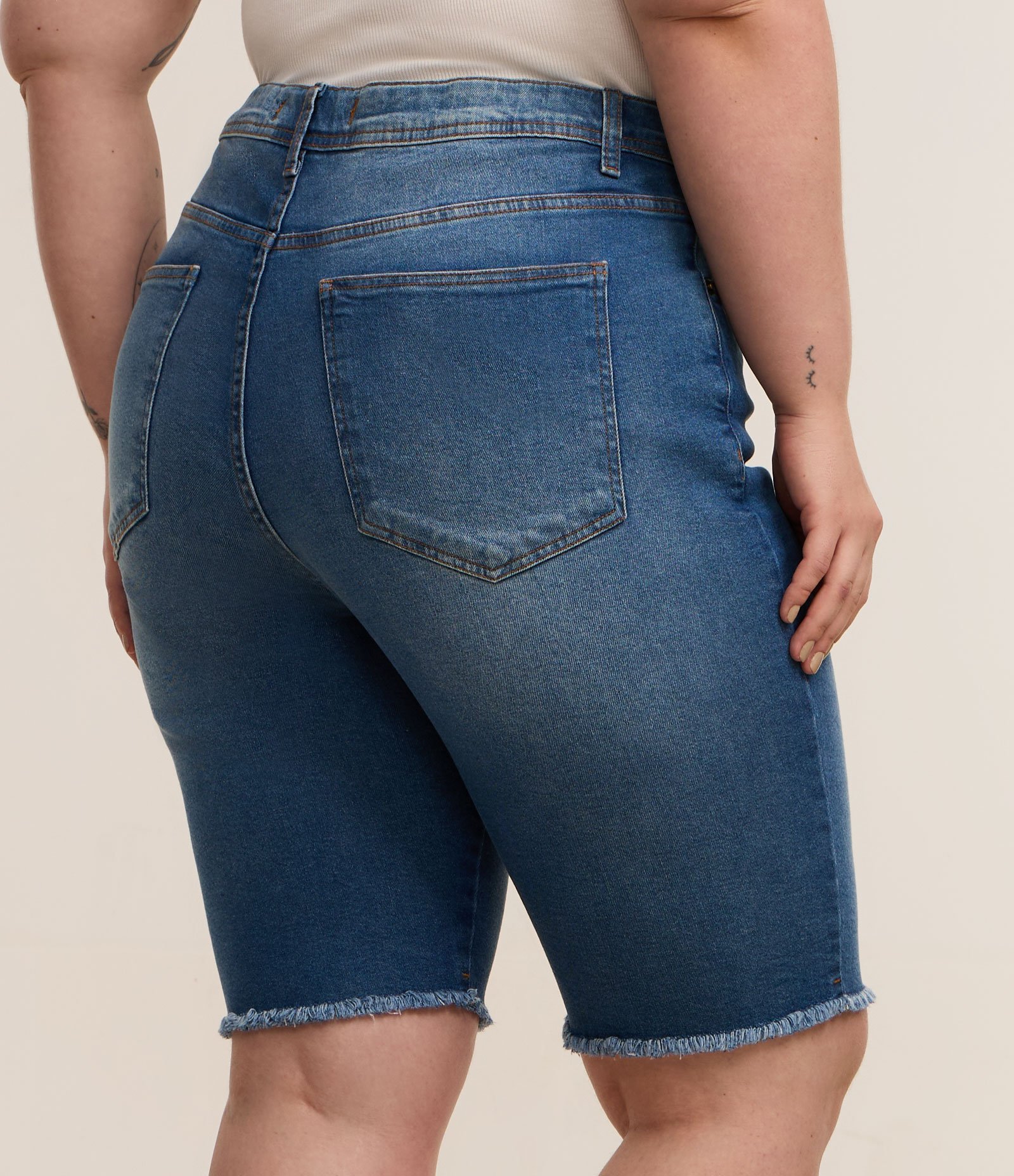 Bermuda Ciclista Jeans com Barra Desfiada Curve & Plus Size Azul 5