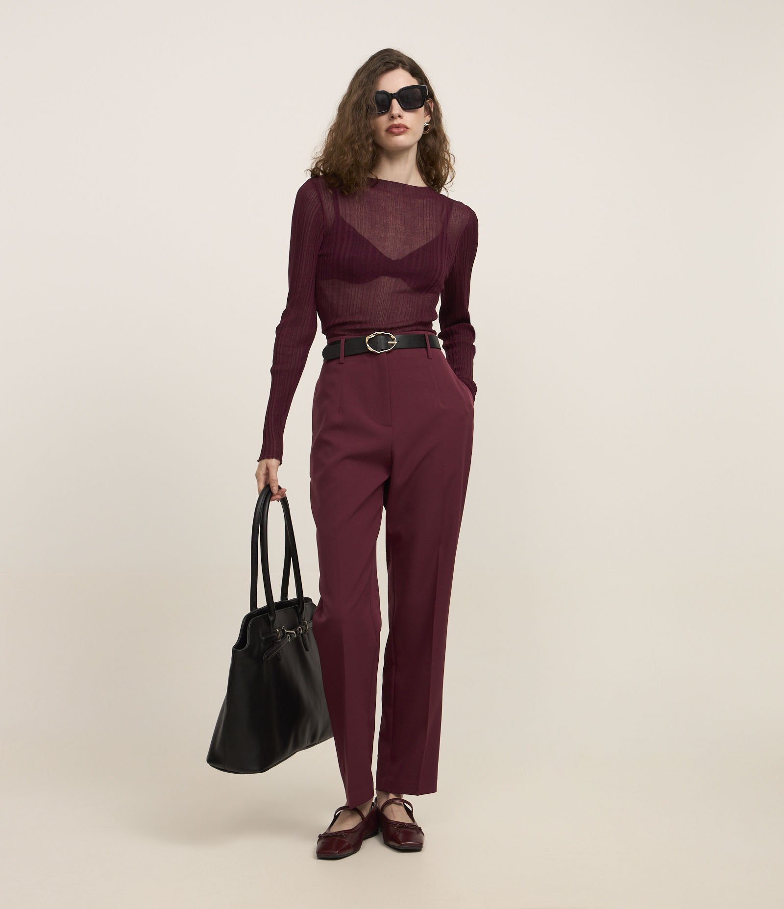 Calça Cenoura Alfaiatada com Cinto Fivela em Material Sintético Vinho 1