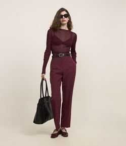 Calça Cenoura Alfaiatada com Cinto Fivela em Material Sintético