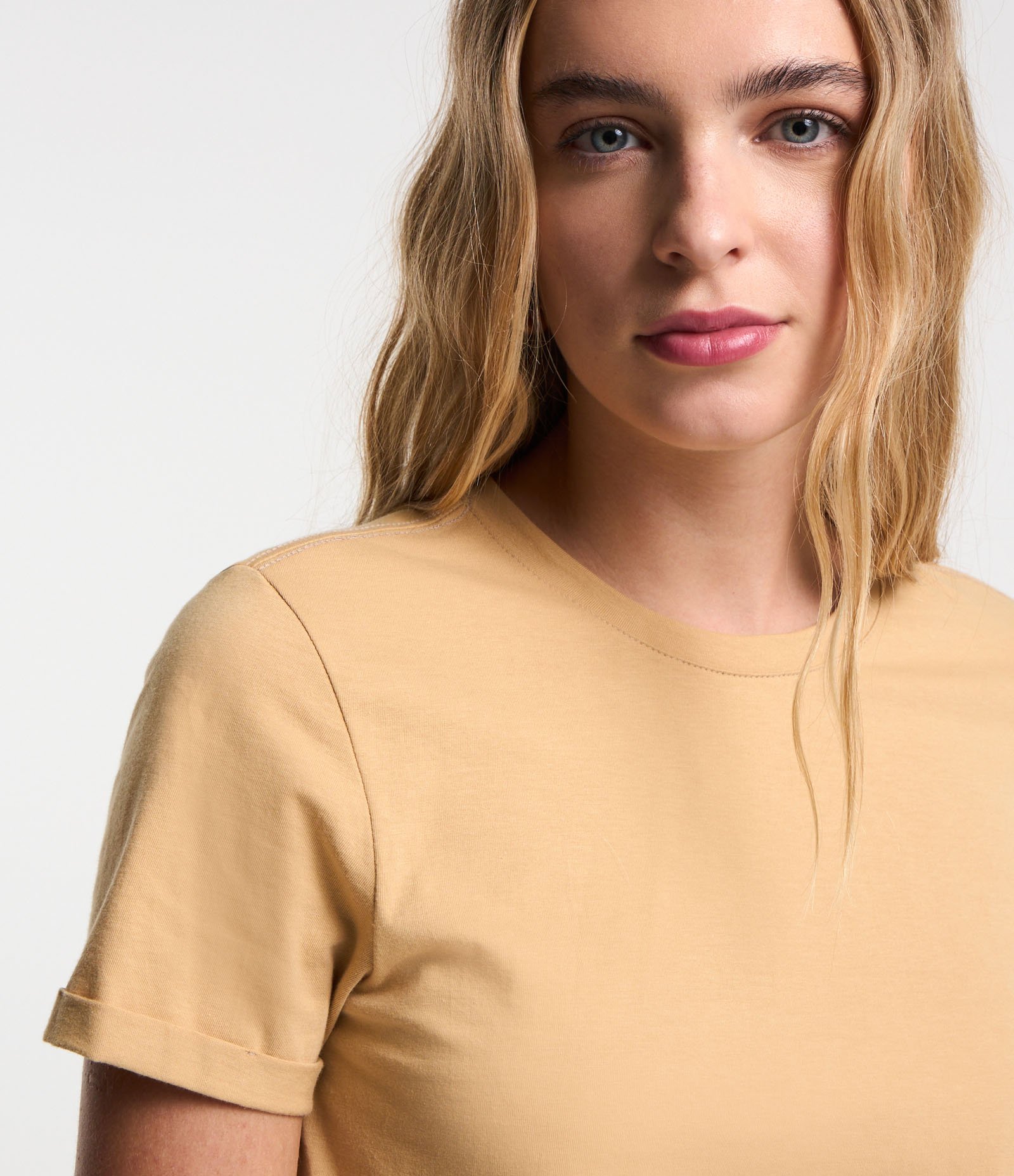 Camiseta Regular em Algodão com Manga Dobrada Bege 4