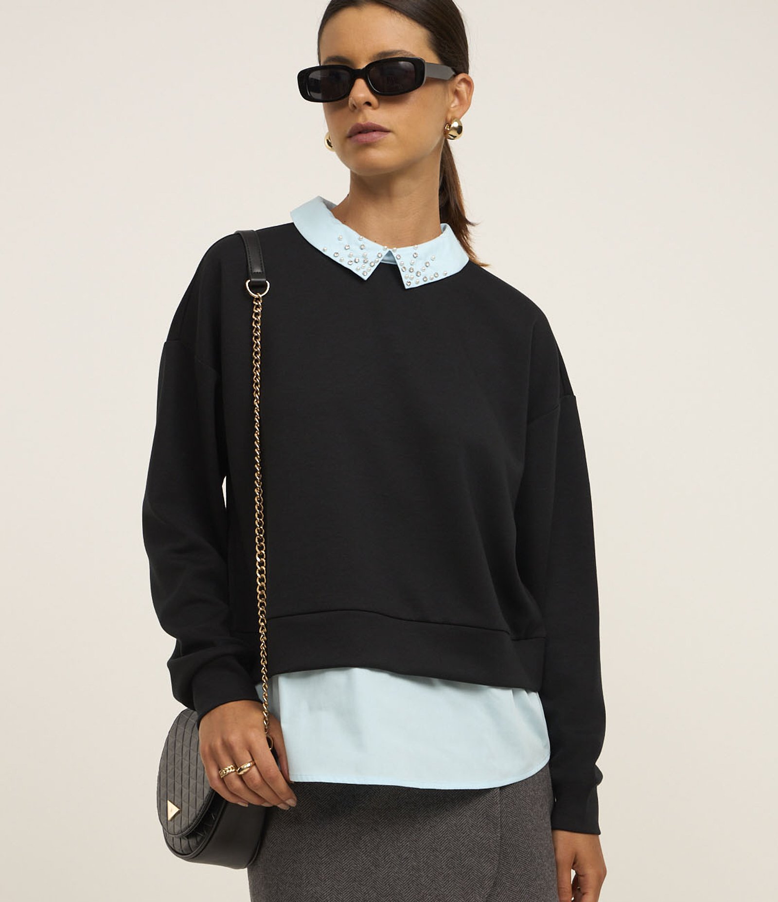 Moletom Fechado com Barra e Gola de Camisa com Strass Preto 1