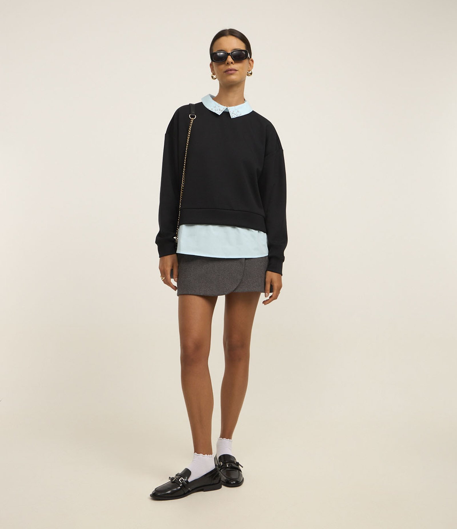 Moletom Fechado com Barra e Gola de Camisa com Strass Preto 2