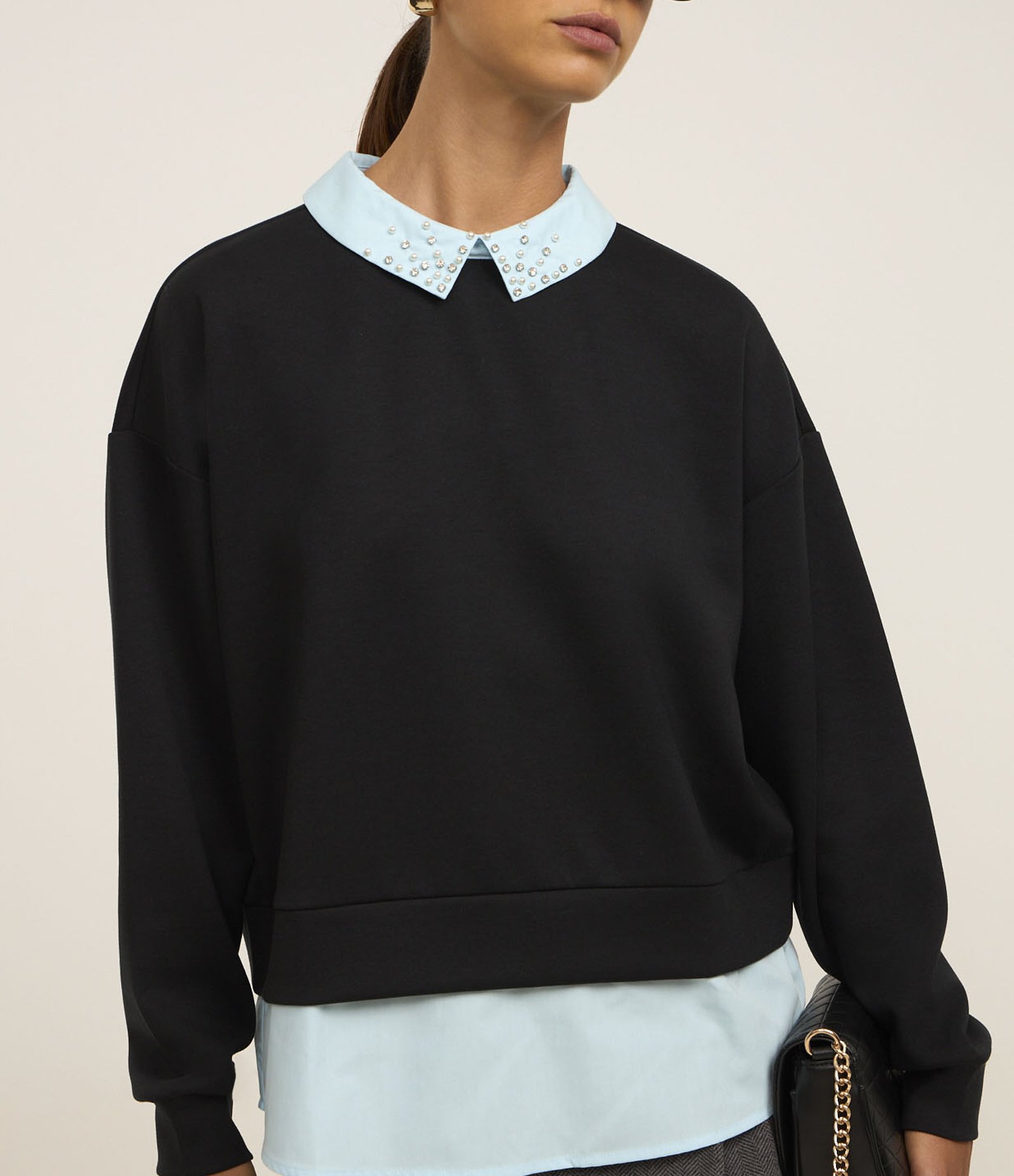 Moletom Fechado com Barra e Gola de Camisa com Strass Preto 4