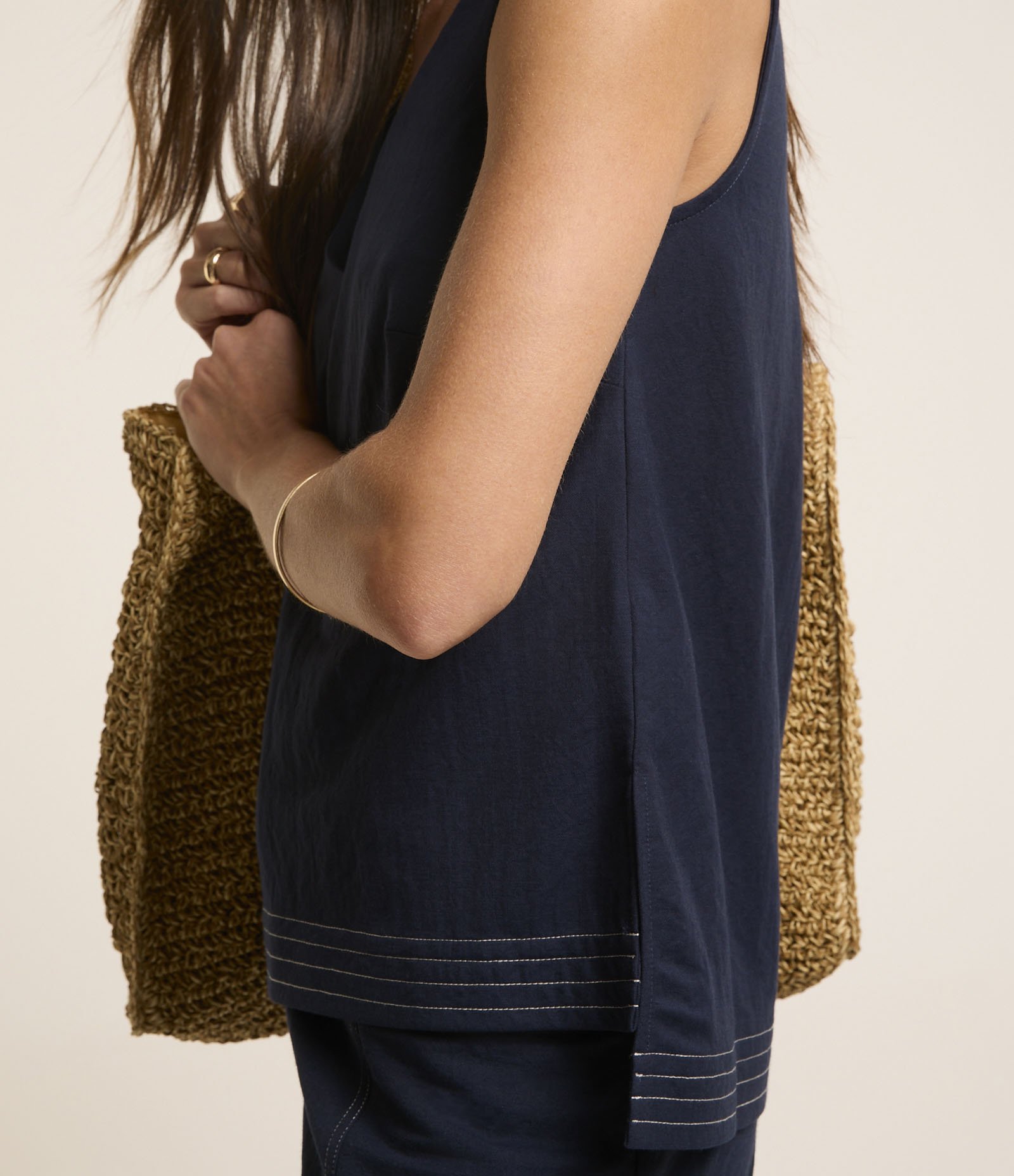 Blusa em Piquet com Decote V e Pespontos na Barra Azul 3