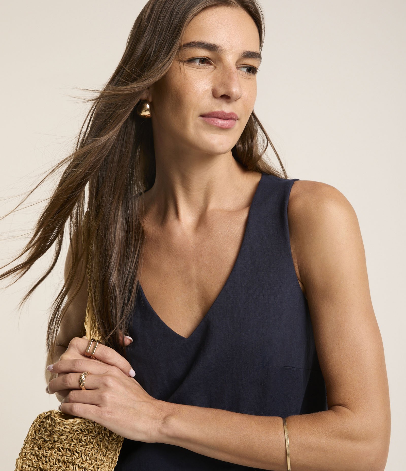 Blusa em Piquet com Decote V e Pespontos na Barra Azul 4