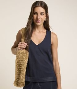 Blusa em Piquet com Decote V e Pespontos na Barra