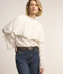 Blusa Manga Longa em Laise com Babados e Amarração nos Punhos.