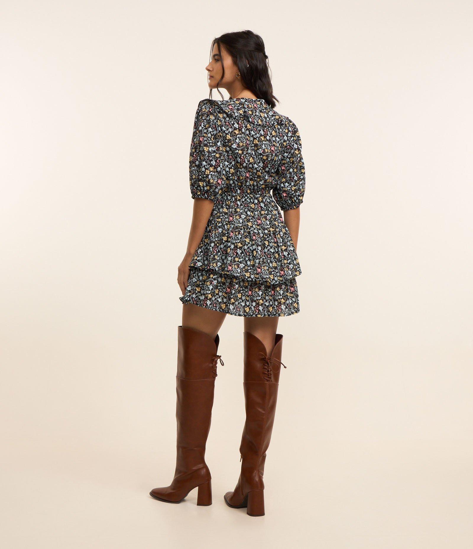 Vestido Curto Tricoline com Babado Jabô e Estampa Floral Preto 5