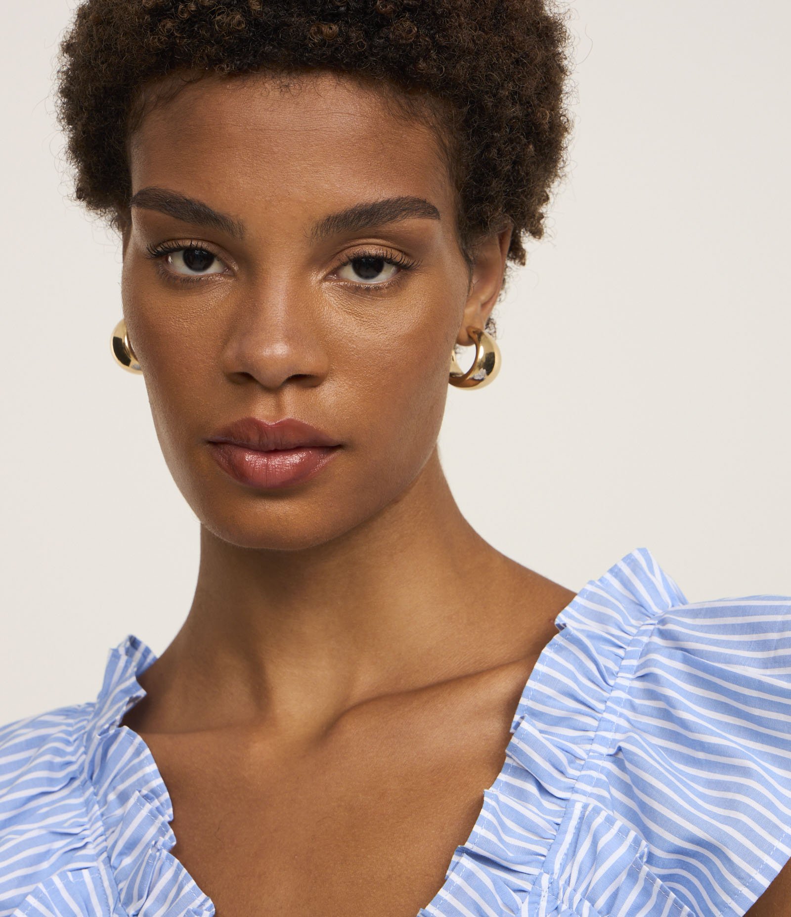 Blusa Sem Manga em Tricoline Listrada com Recorte em Elástico e Babados Azul 4