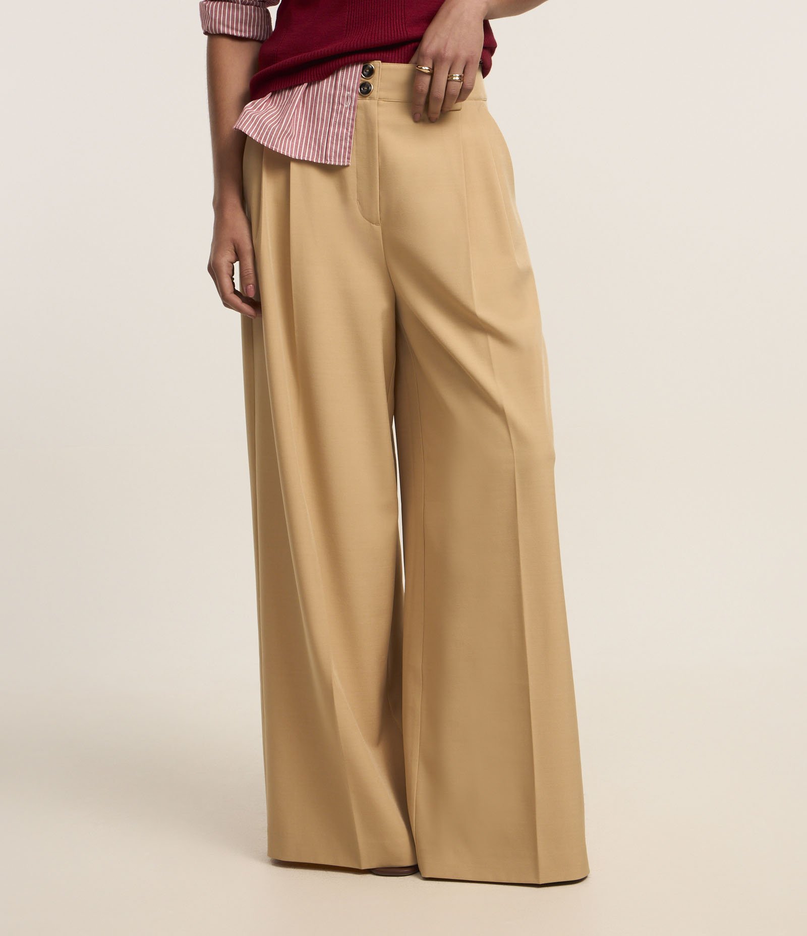 Calça Pantalona Alfaiataria com Pregas Frontais Bege 3