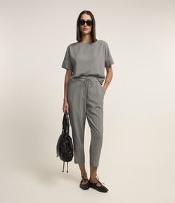 Calça Cenoura Alfaiatada com Amarração no Cós