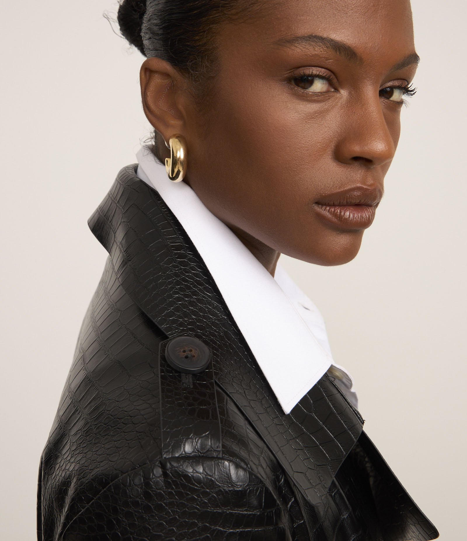 Casaco Trench Coat em PU com Textura Croco e Cinto Preto 11