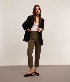 Calça Cenoura Alfaiatada com Cinto Fivela