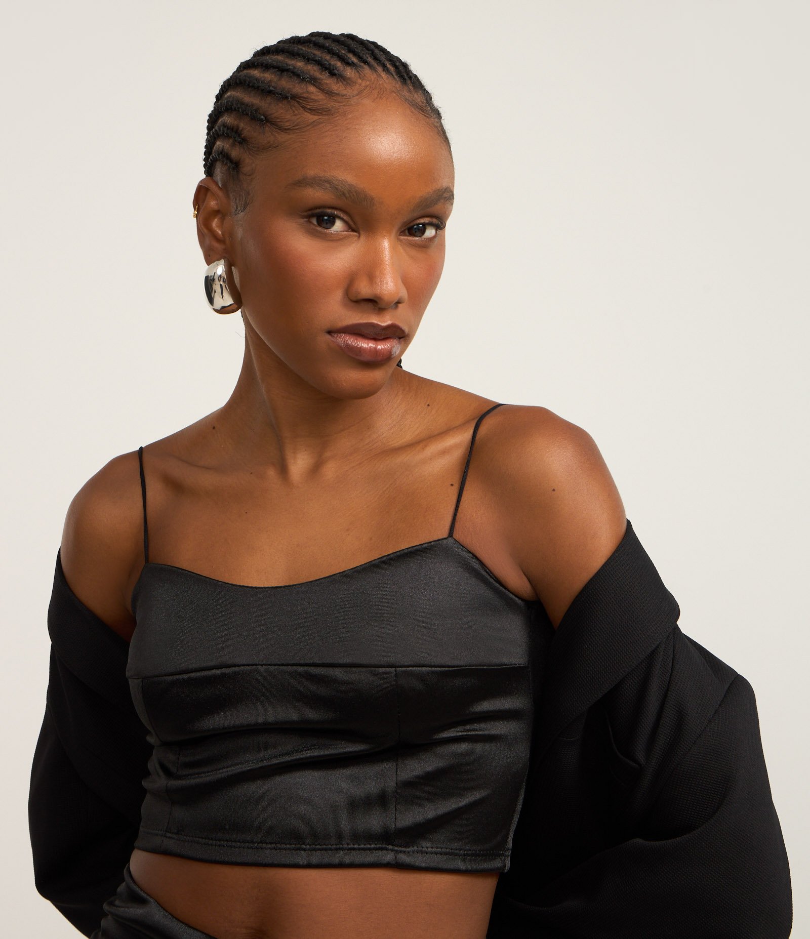 Blusa Cropped de Alcinha Fina e Recortes Preto 1
