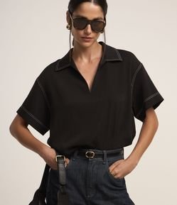 Blusa Manga Curta Alfaiataria com Decote V e Pespontos Contrastantes