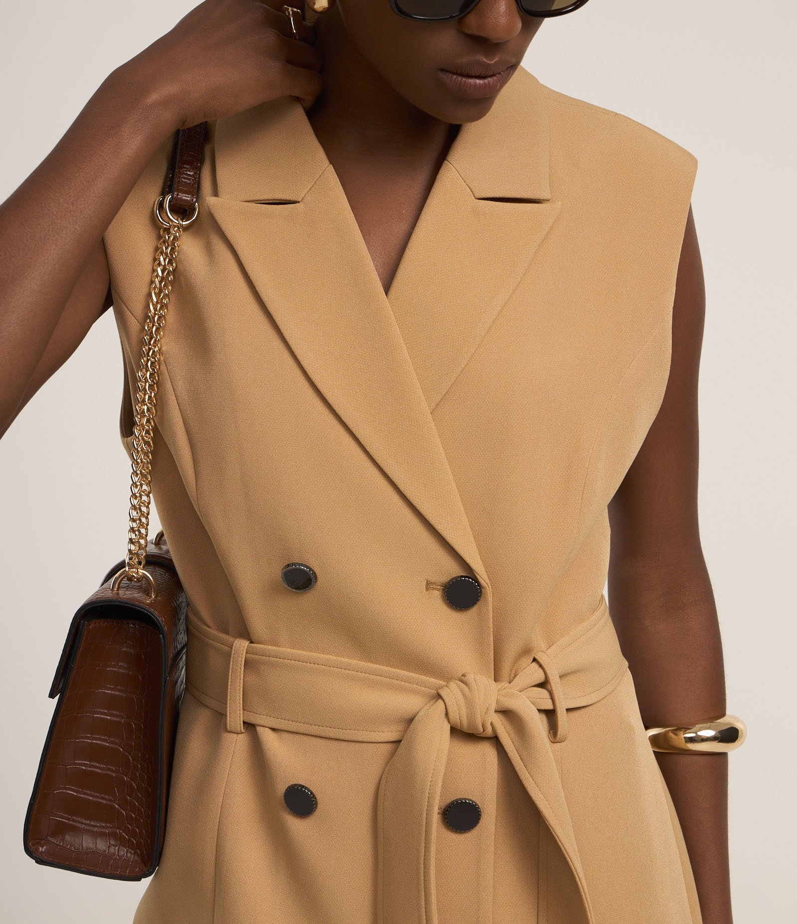 Vestido em Alfaiataria Sem Manga com Gola Blazer e Amarração Marrom 4