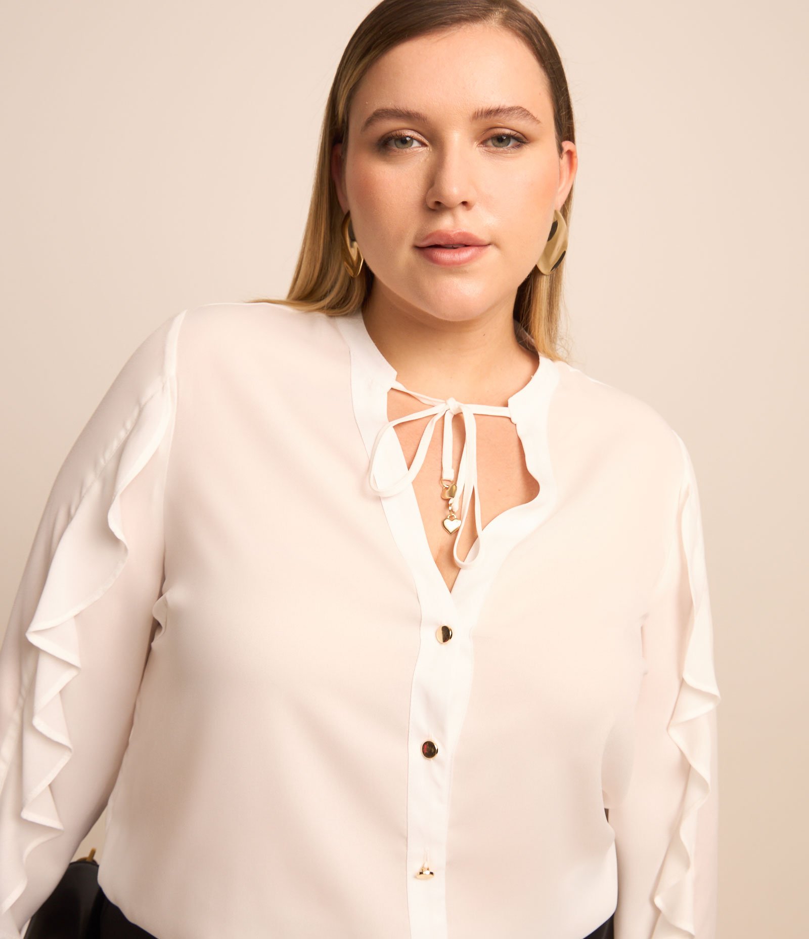 Camisa em Crepe com Gola Bata e Babados Curve & Plus Size Branco 4