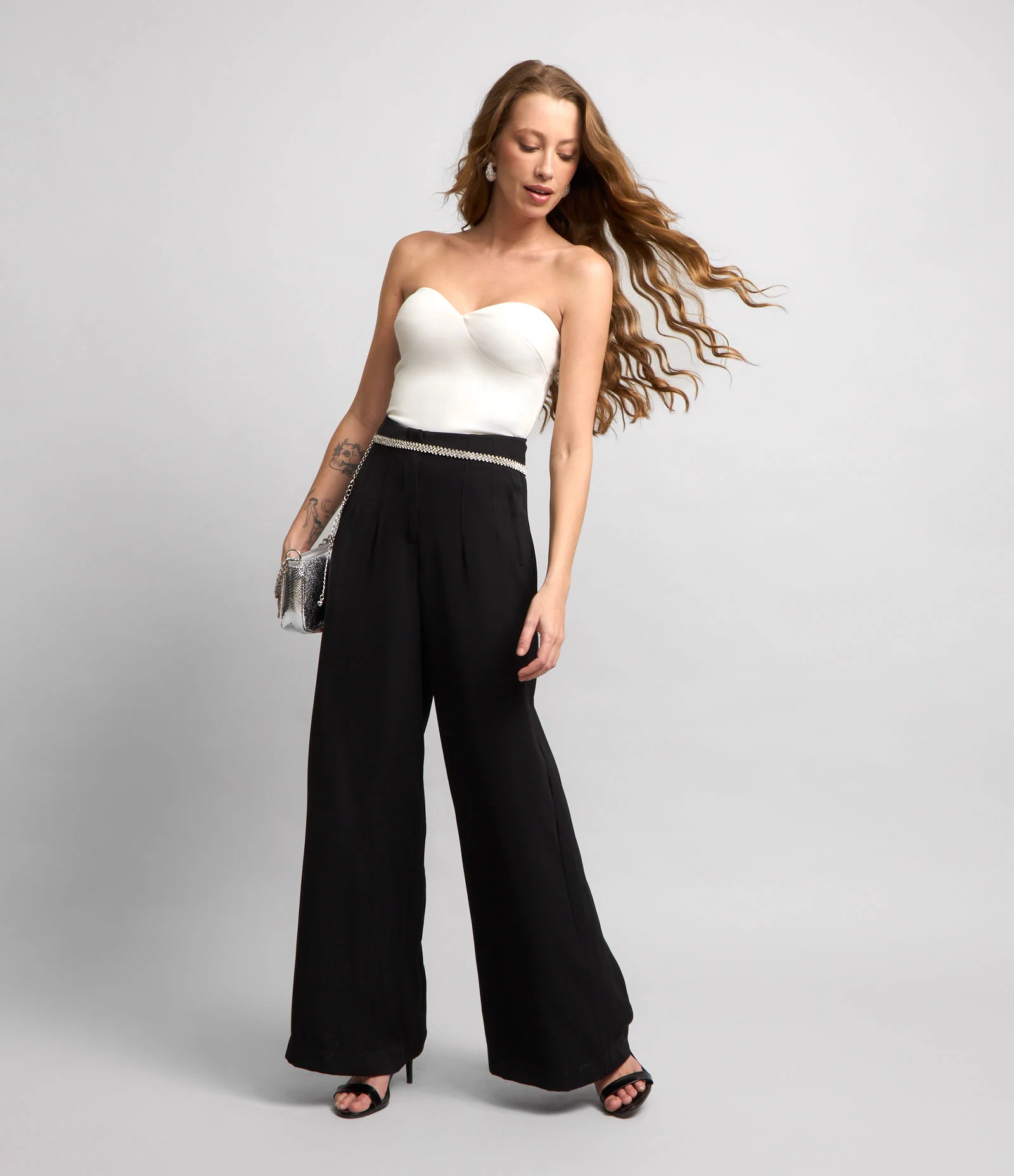 Blusa Tomara Que Caia em Crepe com Recorte no Busto Branco 2