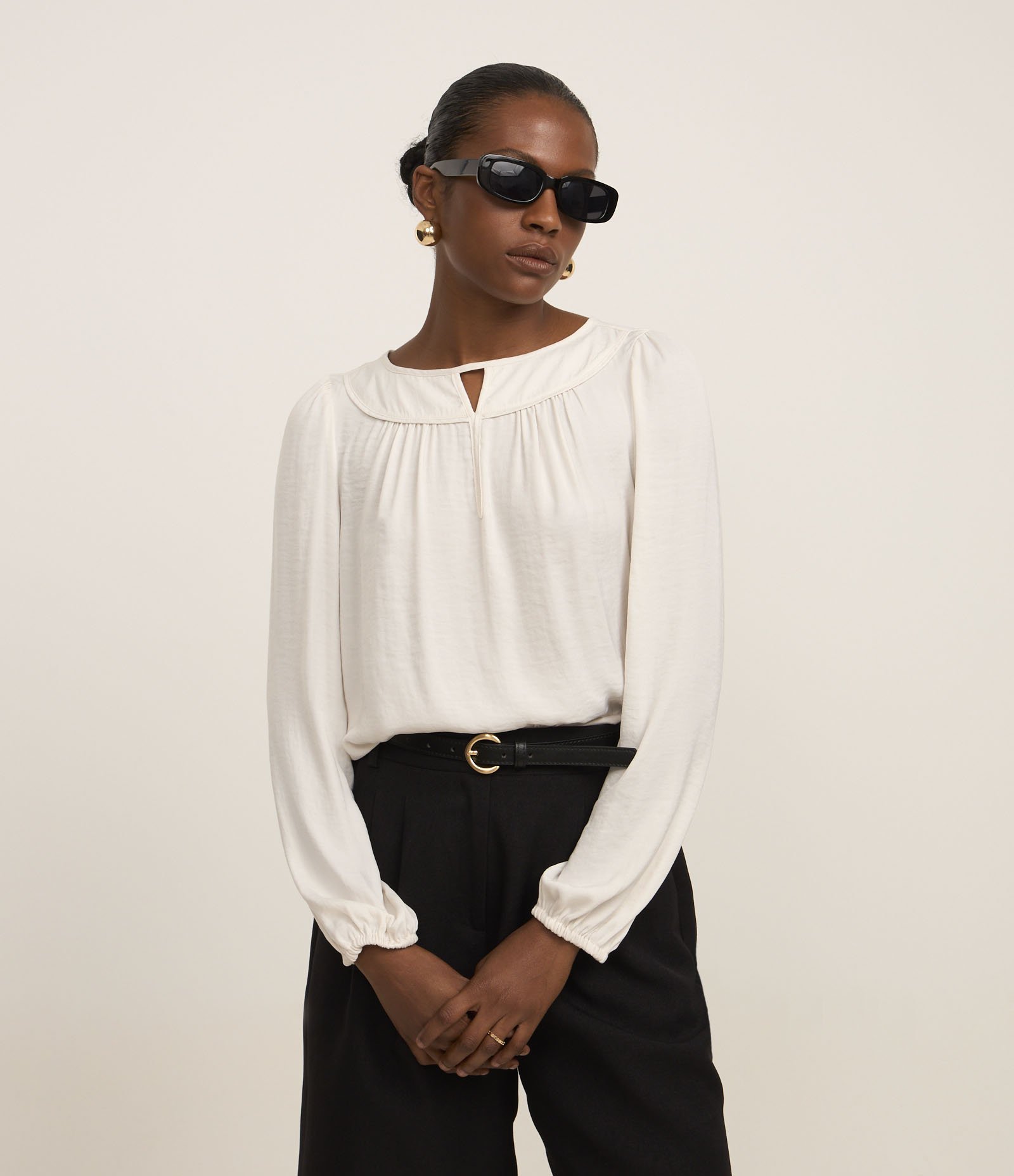 Blusa Acetinada com Detalhe de Gota Frontal Branco 1