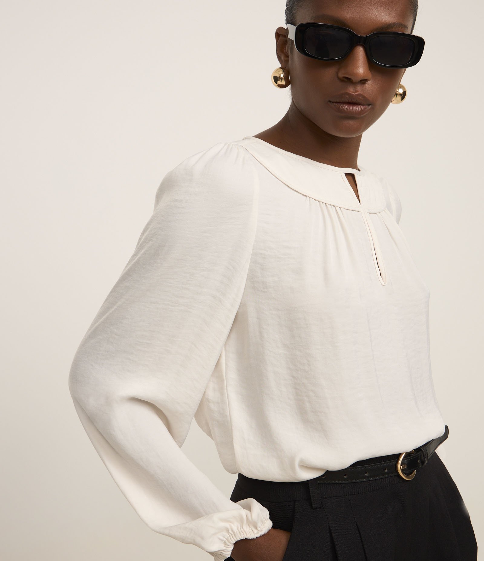 Blusa Acetinada com Detalhe de Gota Frontal Branco 3