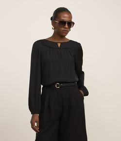 Blusa Acetinada com Detalhe de Gota Frontal