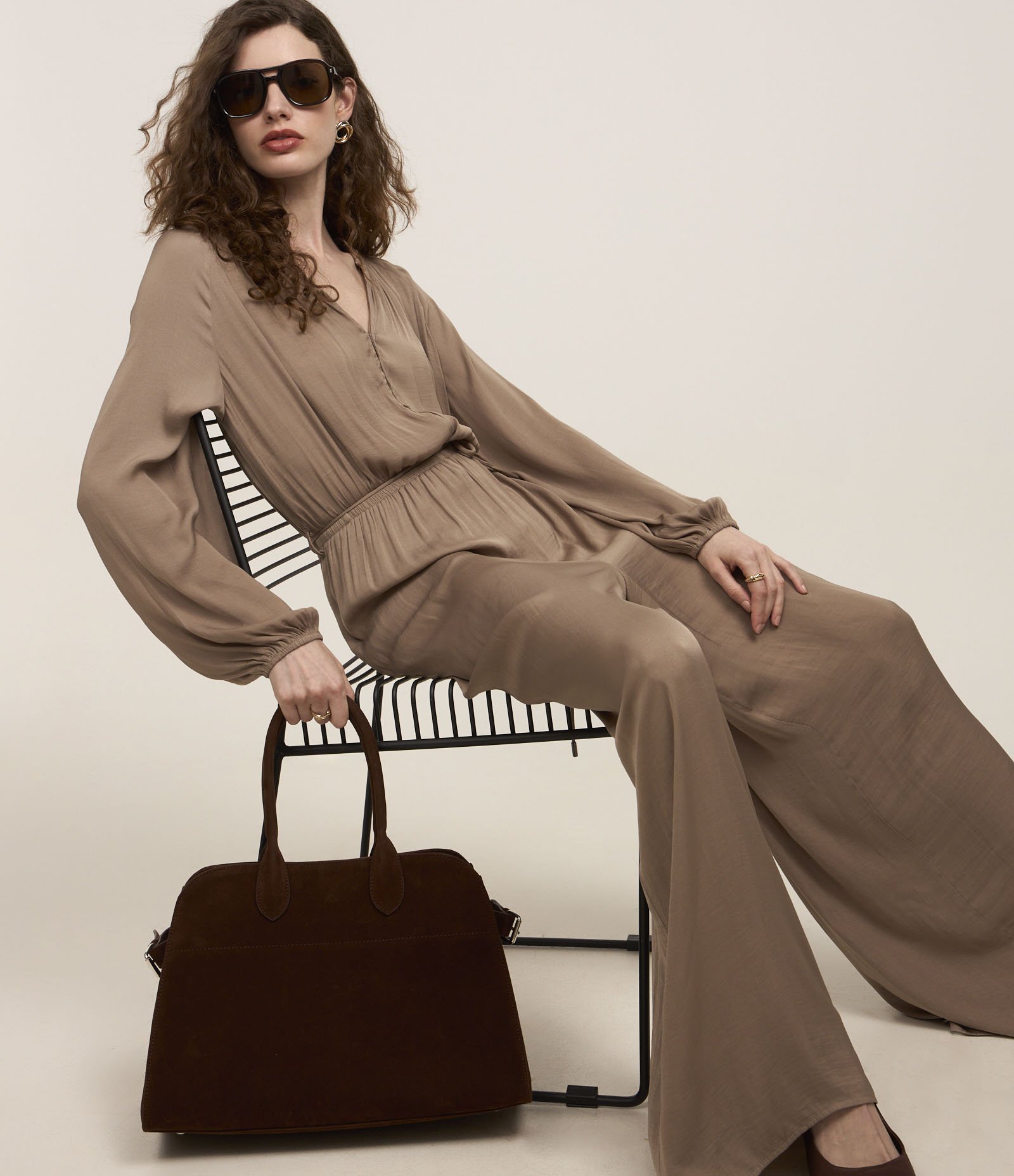 Macacão Acetinado Manga Longa em Microfibra Marrom 1