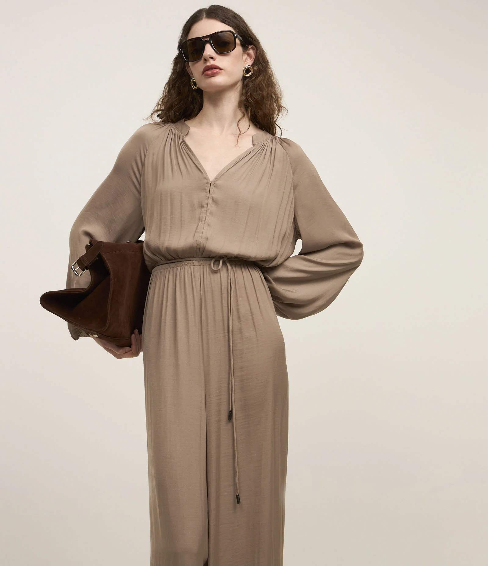 Macacão Acetinado Manga Longa em Microfibra Marrom 2