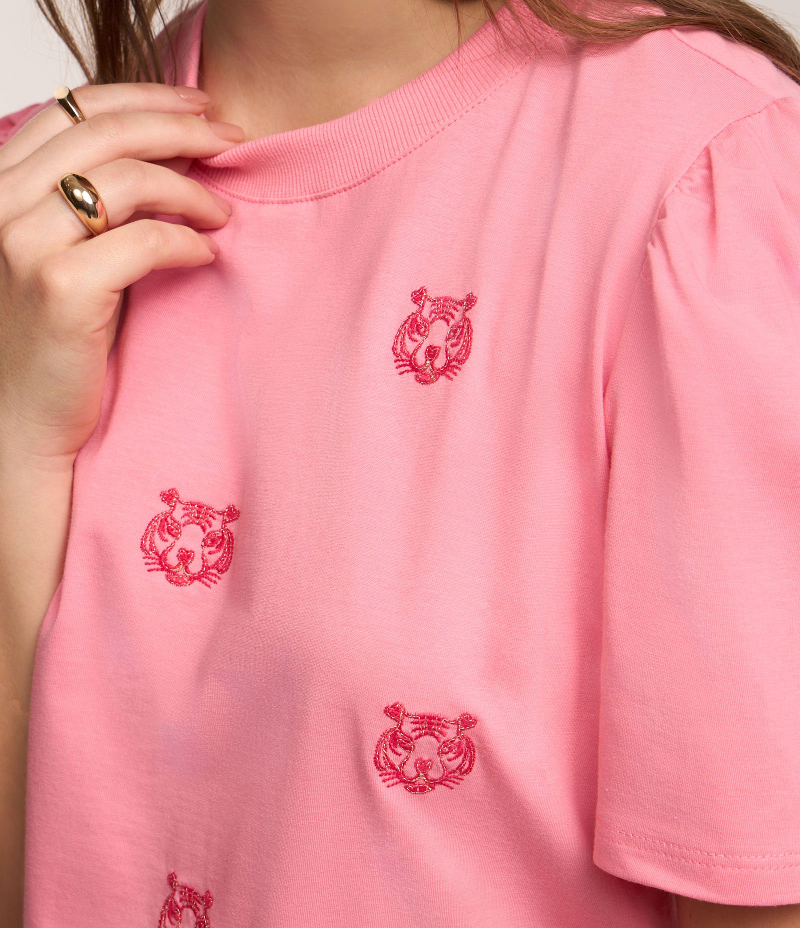 Blusa em Algodão com Manga Bufante e Bordados de Tigrinhos Rosa 2