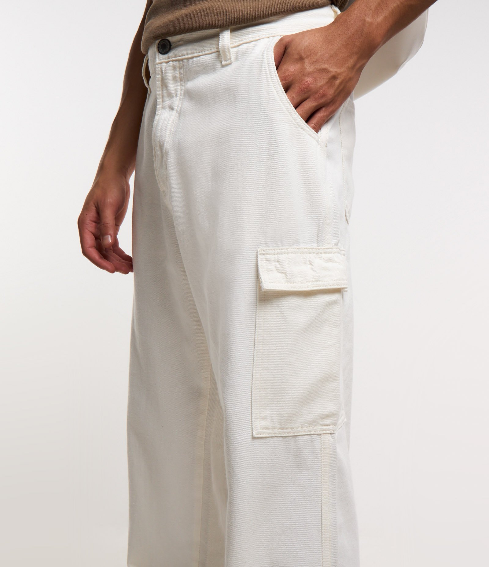 Calça Baggy em Sarja com Bolsos Cargo Branco 3